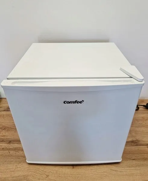 chlodziarka-mini-lodowka-zamrazarka-comfee-rcu40wh2-e-glebokosc-produktu-45-cm