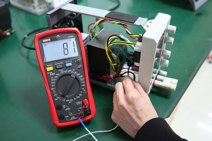 multimetr-reczny-uni-t-ut890c
