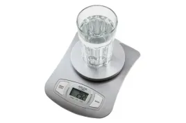 elegancka-waga-kuchenna-ad-3137-ze-srebrna-misa-od-adler