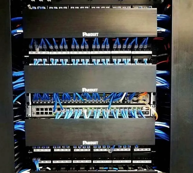 panduit-mini-com-patch-panel-pusty-patchpanel-prosty-19-rack-24x-rj45-1ru-stan-opakowania-oryginalne