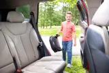 graco-fotelik-samochodowy-booster-basic-r129-hunter-cechy-dodatkowe-podlokietniki