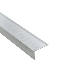 katownik-aluminiowy-schodowy-ryflowany-40x25x15mm-cezar-srebrny-mat-1m