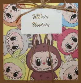 kartka-na-urodziny-dla-dzieci-z-labubu-brazowa