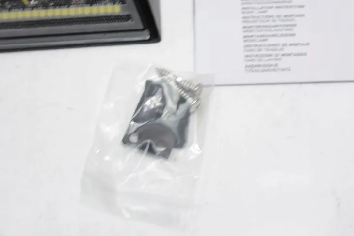 lampa-robocza-waga-z-opakowaniem-0-32-kg