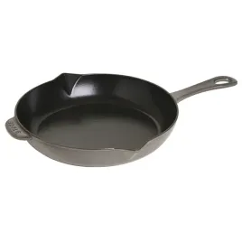 patelnia-zeliwna-z-metalowym-uchwytem-26-cm-grafitowa-staub