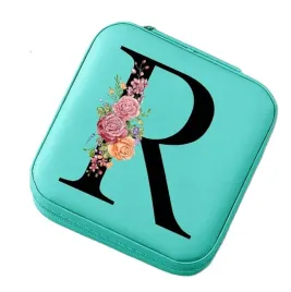 etui-szkatulka-na-bizuterie-podrozna-z-inicjalem-r-i-kwiatem-niebieska