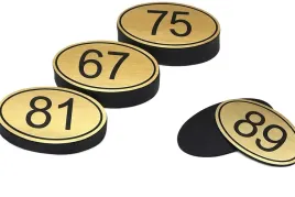 plakietki-owalne-grawerowane-zlote-numeracja-stolu-pokoju-51-100-playcool