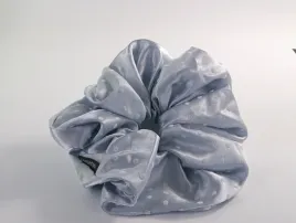 gumka-duza-scrunchie-satynowa-mega-xxxl-satyna-sr-18-cm-niebieski-kropki