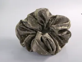 gumka-duza-scrunchie-satynowa-mega-xxxl-satyna-sr-18-cm-brazowy-kropki