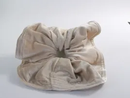 gumka-duza-scrunchie-aksamitna-lamowka-mega-xxxl-ecru-sr-20-cm