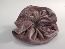 gumka-duza-scrunchie-aksamitna-lamowka-mega-xxxl-brudny-roz-sr-20-cm