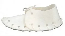 jadalny-gryzak-dla-psa-kochajacego-zuc-maced-bucik-ze-skory-wolowej-125-cm