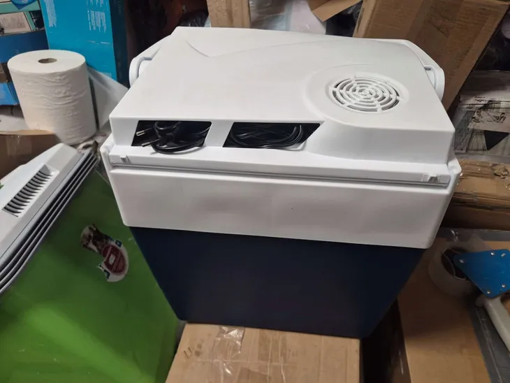 lodowka-26l-12-230v-mobicool-zasilanie-gniazdo-zapalniczki-samochodowej-12-v
