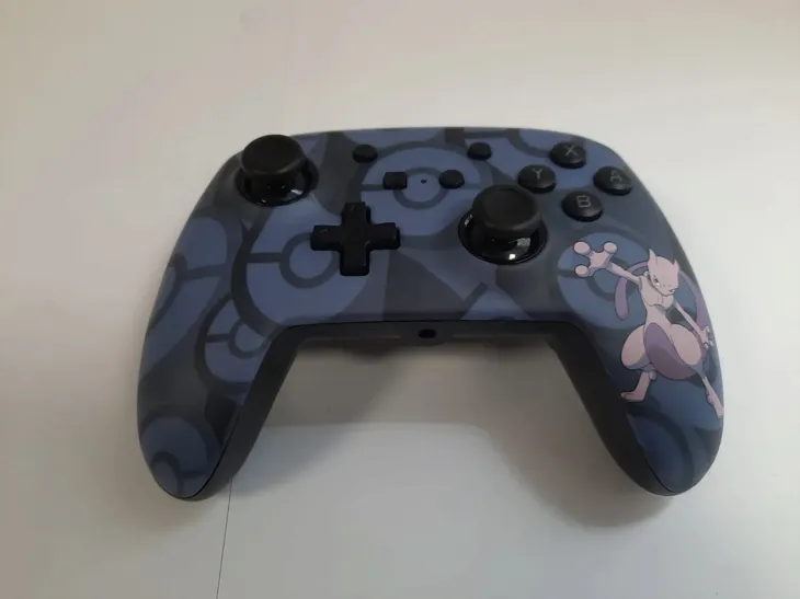 pad-powera-przewodowy-mewtwo-do-switch-kolor-fioletowy