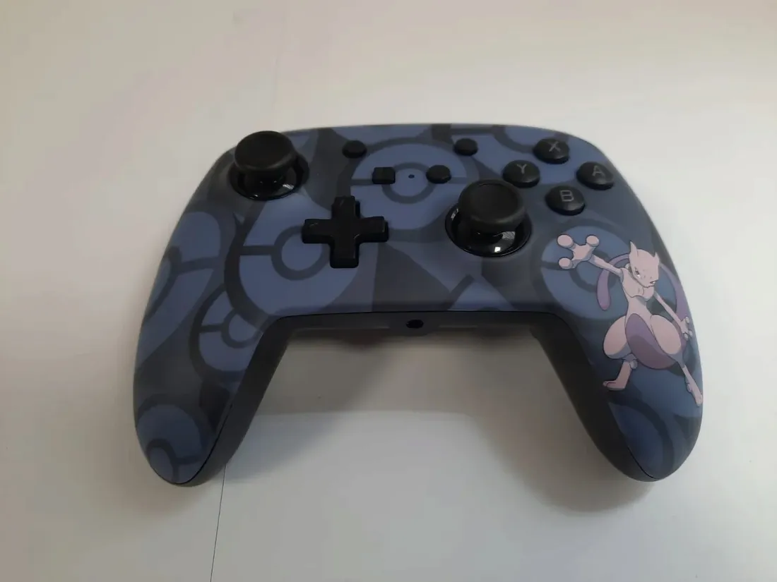 pad-powera-przewodowy-mewtwo-do-switch-stan-powystawowy