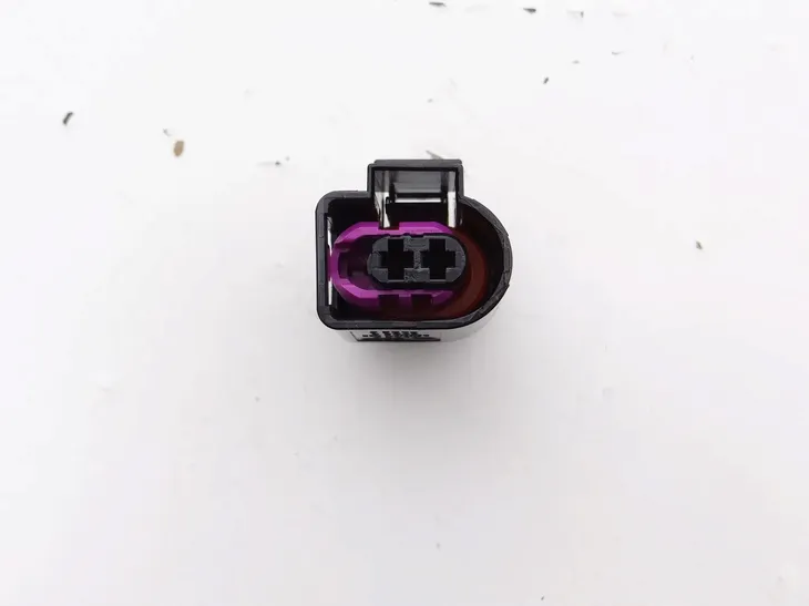 wtyczka-vw-passat-97-producent-czesci-volkswagen-oe