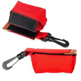 czerwony-dozownik-woreczkow-etui-na-kupoworki-woreczki-odchody-kupy-ukory