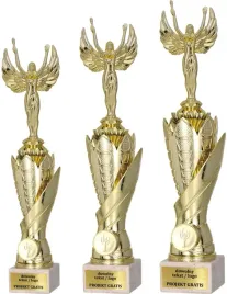 zloty-komplet-pucharow-z-figurka-wiktoria-38-35-32-cm-grawerki-gratis