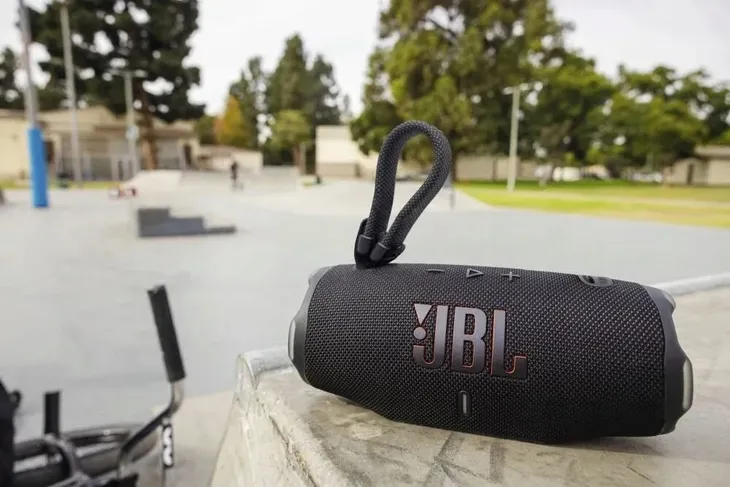 glosnik-jbl-charge-6-black-zasilanie-akumulatorowe