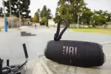 glosnik-jbl-charge-6-black-zasilanie-akumulatorowe