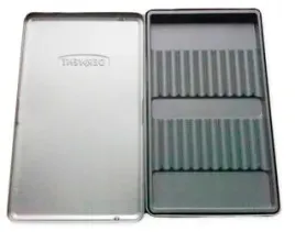 metalowe-pudelko-etui-piornik-na-12-sztuk-kredki-olowki-wegiel-derwent