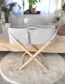kosz-mojzesza-boho-handmade-ze-stojakiem-jasny-szary