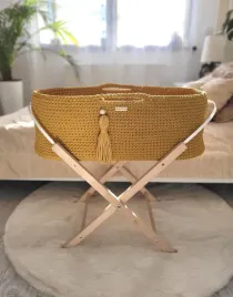 kosz-mojzesza-boho-handmade-ze-stojakiem-musztardowy