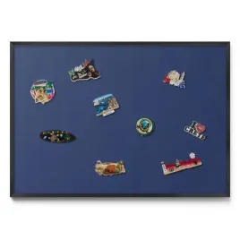 duza-tablica-magnetyczna-do-prezentacji-magnesow-z-podrozy-granatowa-100x70