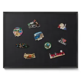 tablica-na-rodzinne-magnesy-magnetyczna-w-czarnej-ramie-czarna-80x60