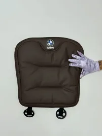 pokrowiec-z-logo-bmw-na-fotele-mata-poduszka-skora-pu-kolor-brazowy