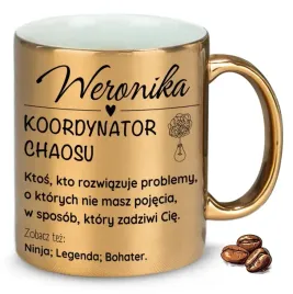 kubek-zloty-na-prezent-upominek-koordynator-chaosu-wlasne-imie