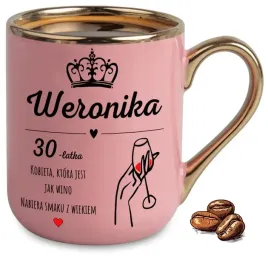 kubek-elegant-rozowy-na-prezent-dla-30-latki-ktora-jest-jak-wino-imie