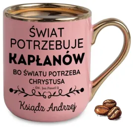 kubek-elegant-rozowy-na-prezent-swiat-potrzebuje-kaplanow-imie