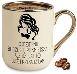 kubek-bezowy-elegant-na-smieszny-prezent-codziennie-budze-sie-piekniejsza