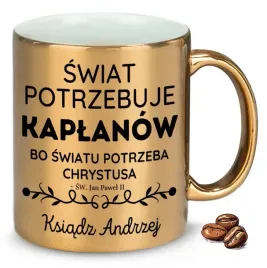 kubek-zloty-na-prezent-upominek-swiat-ptrzebuje-kaplanow-imie