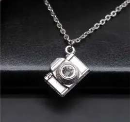 naszyjnik-wisiorek-aparat-fotograficzny-diamentowy-zdjecia-prezent-y2k