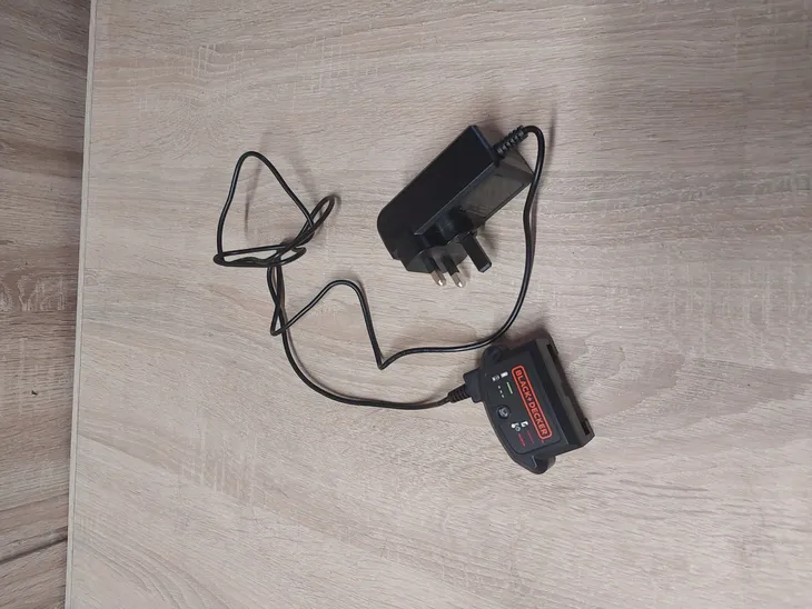black-decker-18-v-ladowarka-108-18v-uszkodzony-nie