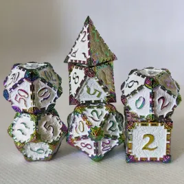 zestaw-7-metalowych-kosci-z-ozdobnym-grawerem-wysokiej-jakosci-biale