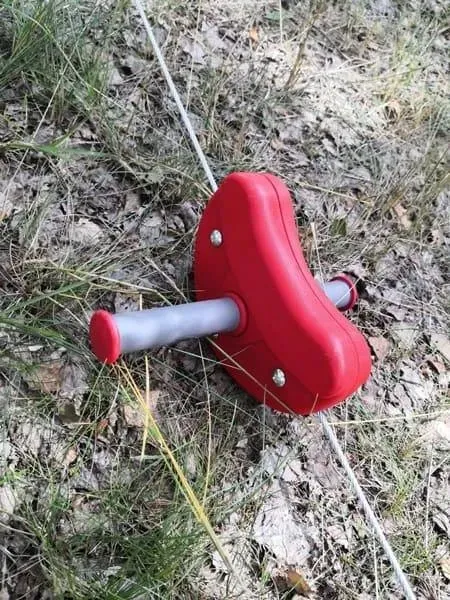 zjazd-linowy-czerwony-material-dominujacy-metal