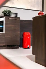 kosz-na-smieci-czerwony-33l-kickmaster-wesco