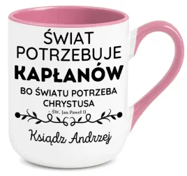 kubek-rozowy-elegant-na-prezent-dla-ksiedza-swiat-potrzebuje-kaplanow-imie