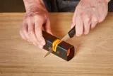 fiskars-ostrzalka-do-nozy-i-siekier-xsharp-120740-informacje-dodatkowe-przezroczysta-oslona-ochronna