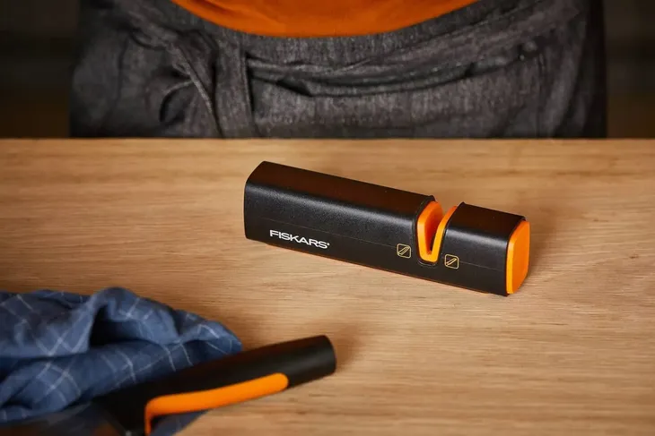 fiskars-ostrzalka-do-nozy-i-siekier-xsharp-120740-stan-nowy-informacje-dodatkowe-przezroczysta-oslona-ochronna