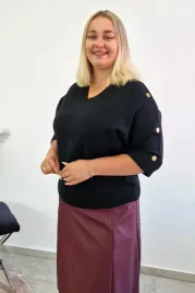 sweter-damski-z-guzikami-na-rekawie-czarny-s-m