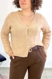 sweter-damski-zapinany-na-guziki-z-dekoltem-v-bezowy-uni