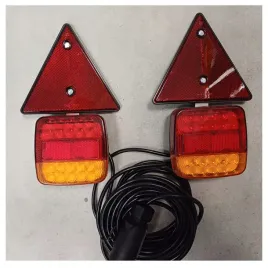 zestaw-swiatel-przyczepy-75m-25m-led-kompletny-z-trojkatami-mocowani