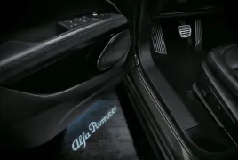 lampka-na-drzwi-z-logo-alfa-romeo-giulietta