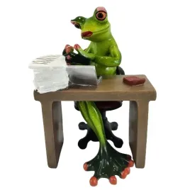 figurka-zaba-pani-przy-biurku-ksiegowa-sekretarka