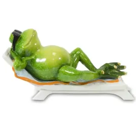 figurka-zaba-na-lezaku-95x185x9cm