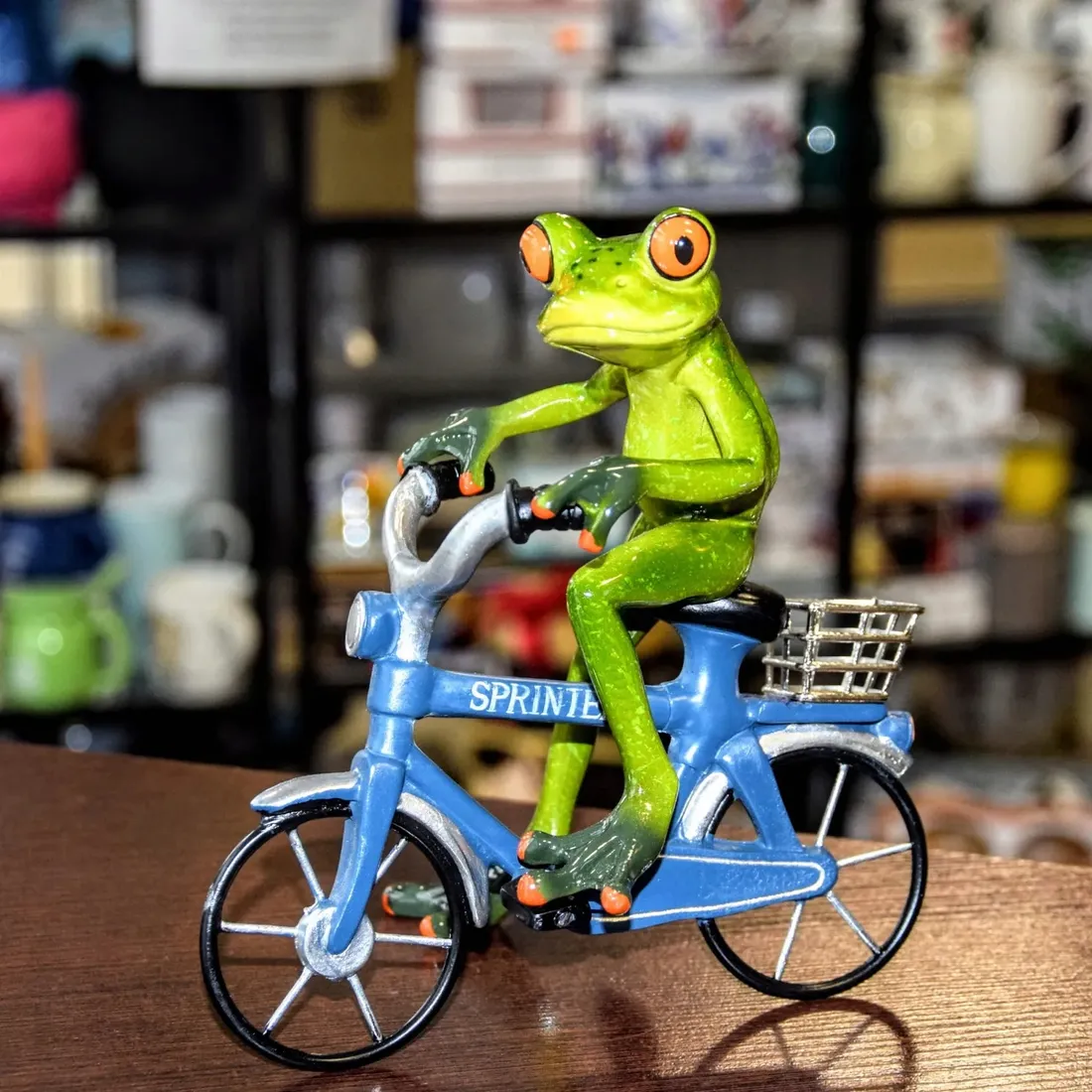 figurka-zaba-na-rowerze